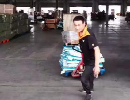 條件差的地面，該怎么使用手動(dòng)液壓搬運(yùn)車
