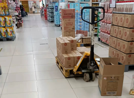 元旦超市備貨忙，手動液壓搬運車來助力